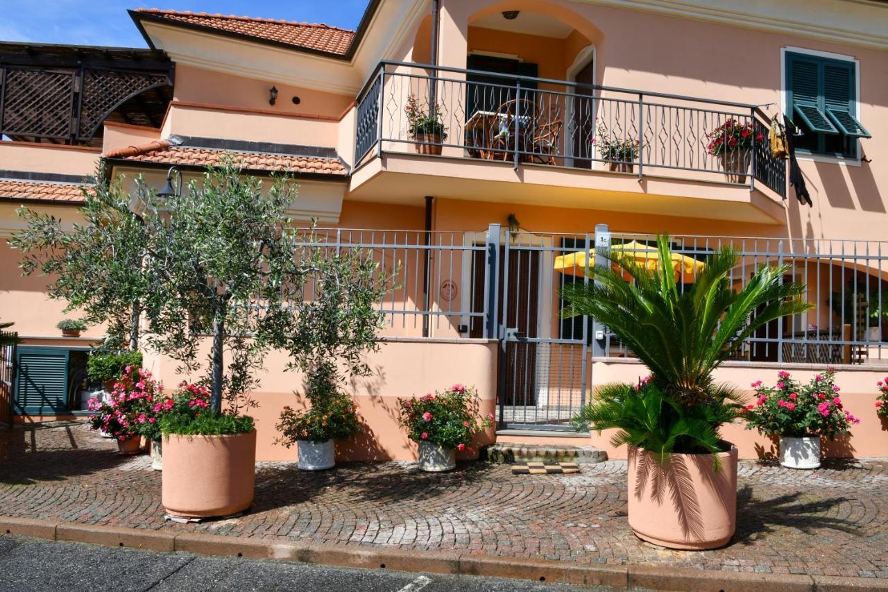 Gli Angeli Agriturismo Cisano sul Neva Exterior foto